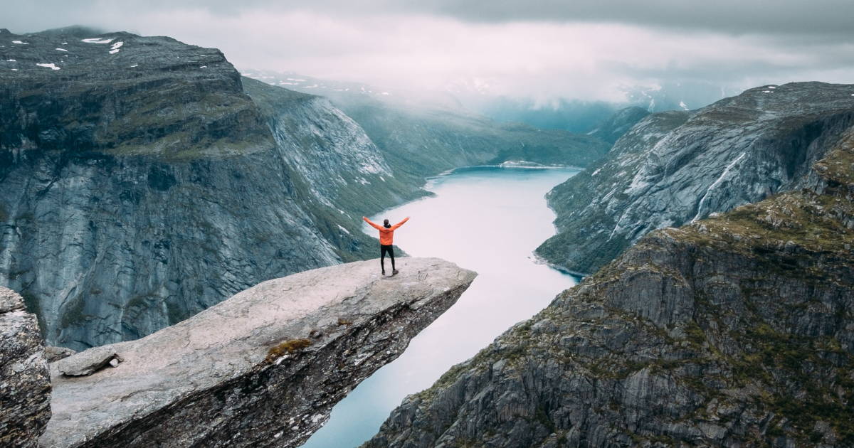 Wandelaar op de beroemde klif van Trolltunga in Noorwegen. 